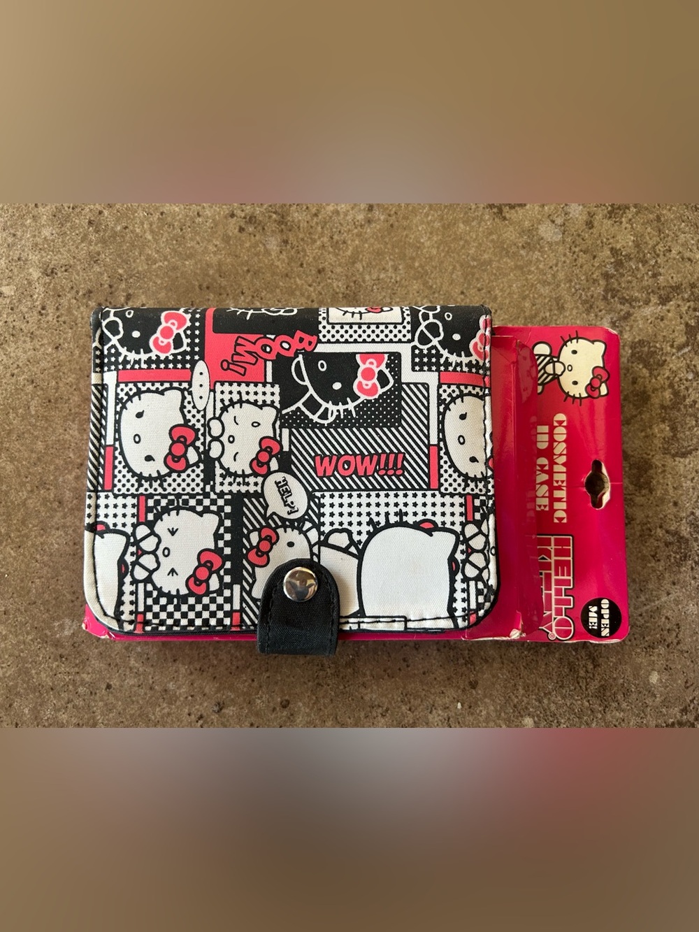 HELLO KITTY - Sanrio 2010 Hello Kitty Wallet Wow! Boom! Open Box